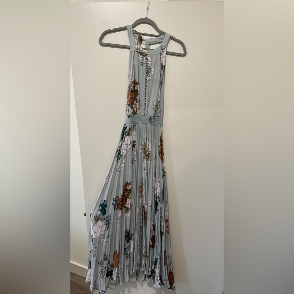 flowy womens dress, size medium, open back. blue flowers
